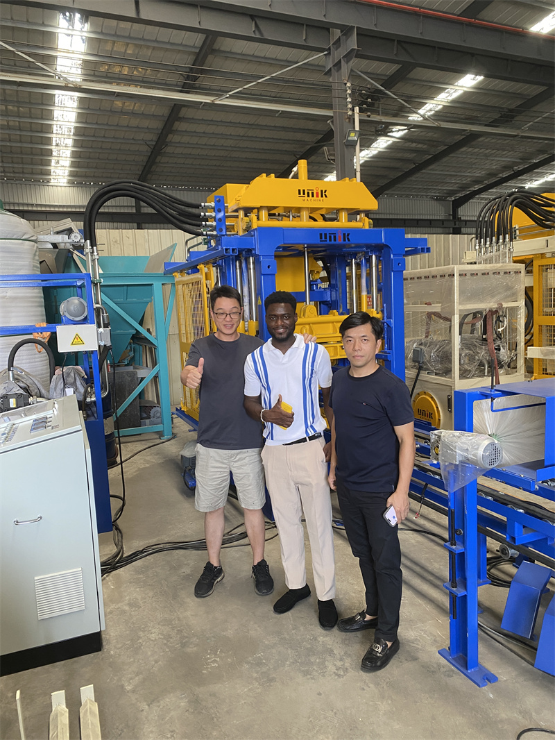Emocionante visita desde Ghana: recorrido por la máquina bloquera de hormigón e intención de compra