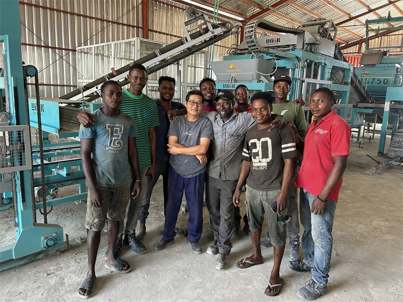 Máquina moldeadora de bloques de hormigón a la venta en Nigeria: se destaca la maquinaria UNIK