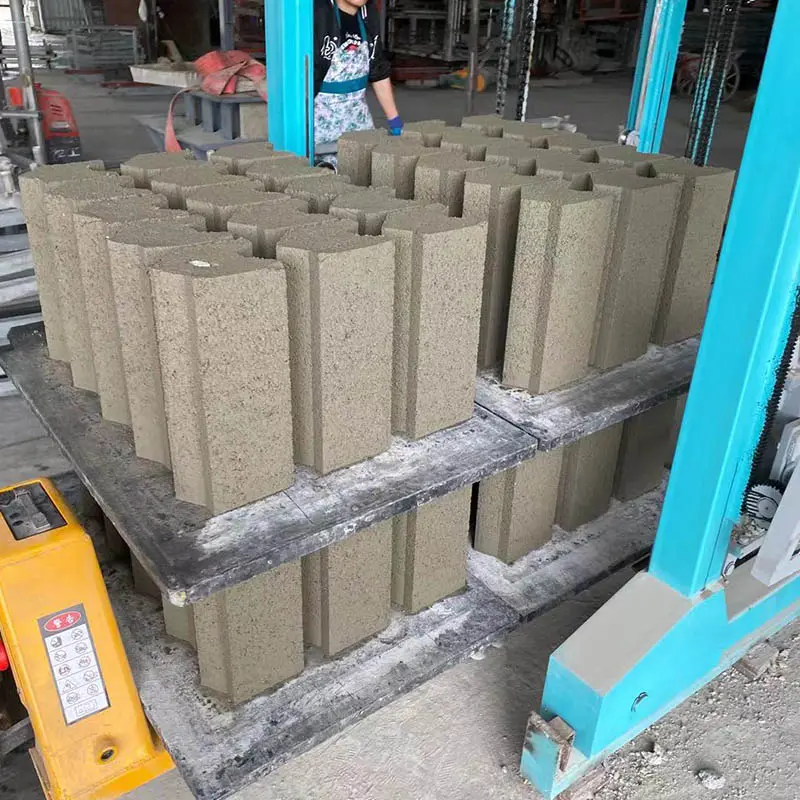 Las ventajas y aplicaciones de las máquinas bloqueras automáticas en la industria de la construcción